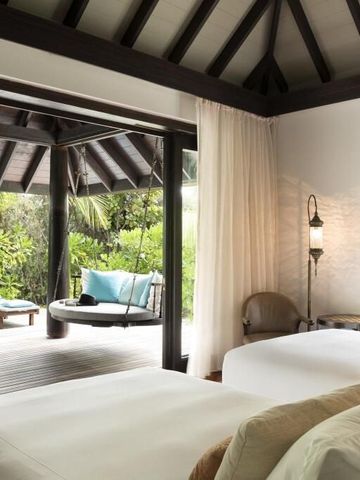 Zwei Betten in einer Villa mit Terrasse und Ausblick auf tropische Natur