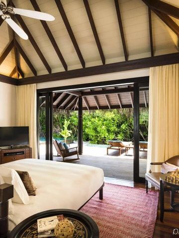 Geräumige Villa mit Holzbalkendecke und Terrasse mit Blick auf den Garten