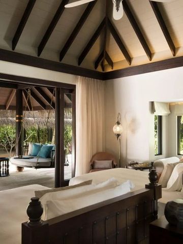 Villa-Interieur mit offener Terrasse und Blick auf grünen Garten