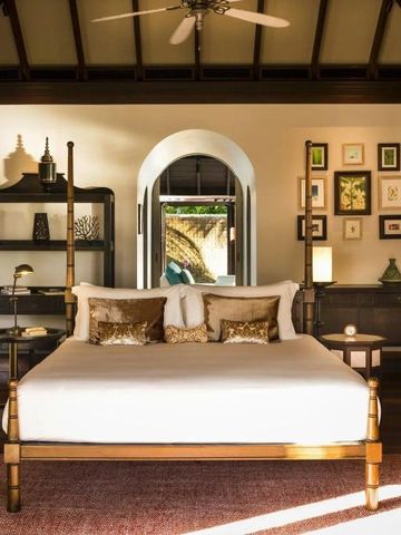 Helles Schlafzimmer mit dekorativen Kissen und Wandkunst