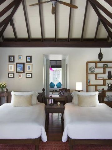 Zweibettzimmer mit hohen Decken und geschmackvoller Einrichtung