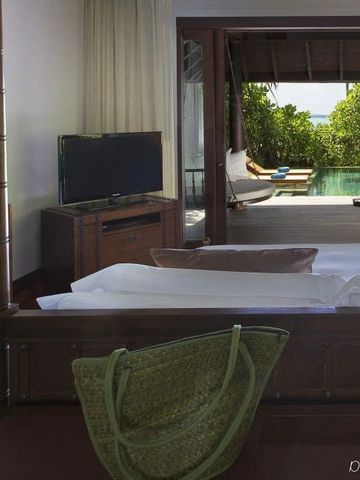 Luxuriöse Villa mit privatem Pool und üppigem Grün im Hintergrund