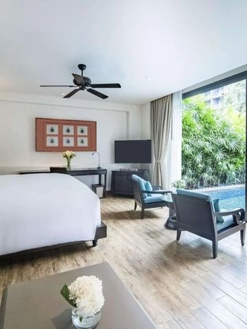 Geräumiges Schlafzimmer mit großem Fenster und Poolblick