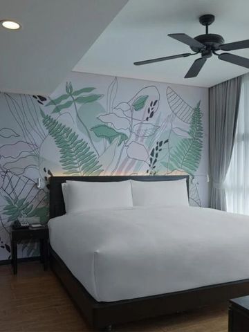 Doppelzimmer mit großen Fenstern und Wandkunst im botanischen Stil