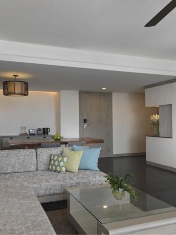 Offener Wohnbereich mit stilvollem Sofa und Tischdekoration