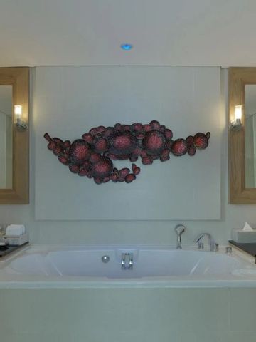 Luxuriöses Badezimmer in einer Villa mit Doppelwaschbecken und großer Badewanne