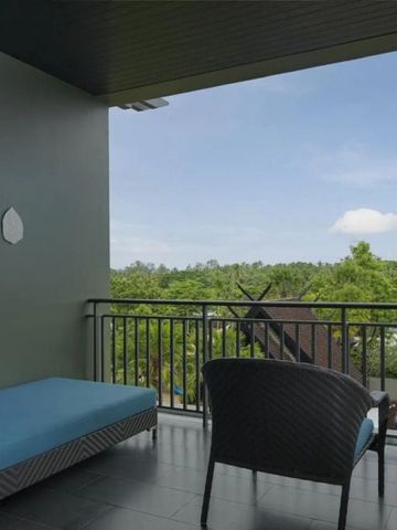 Private Terrasse mit Sitzgelegenheiten und Ausblick auf den grünen Garten