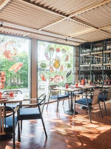 Helles Restaurant mit moderner Dekoration und Panoramafenstern