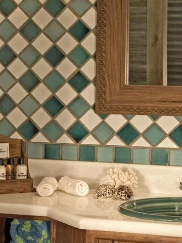 Waschbeckenbereich mit grünen Fliesen und stilvollen Details