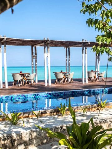 Terrasse mit Meerblick und stilvollen Sitzbereichen am Pool