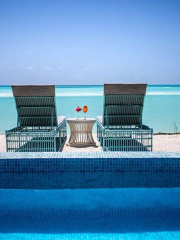 Zwei Liegestühle am Pool mit Meerblick und Cocktails