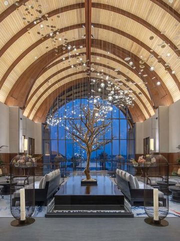 Elegante Lobby mit innovativem Lichtdesign und hoher Decke im Anantara Mina Al Arab