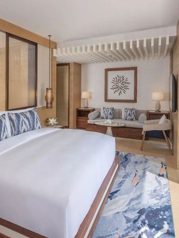 Komfortables Hotelzimmer mit modernem Design und Kingsize-Bett im Anantara Mina Al Arab