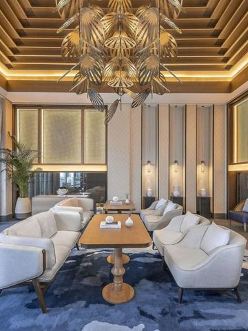 Eleganter Loungebereich mit luxuriösem Mobiliar und kunstvoller Deckenbeleuchtung