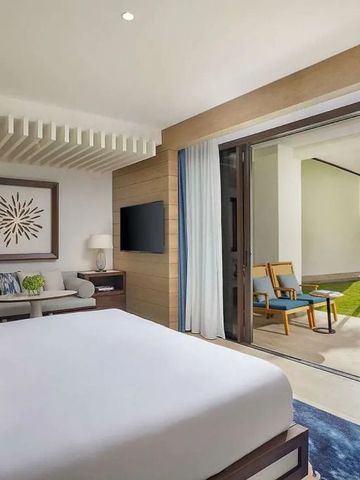 Hotelzimmer mit Terrasse und Blick auf das Wasser im Anantara Mina Al Arab