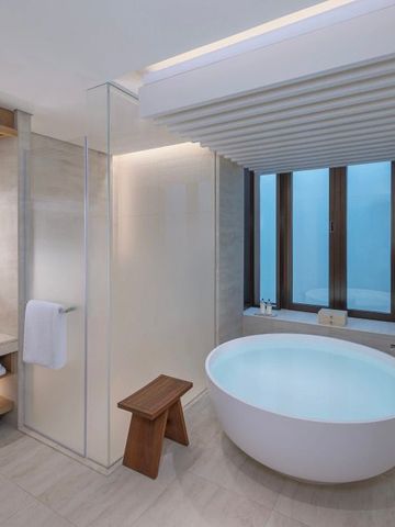 Modernes Badezimmer mit runder Badewanne