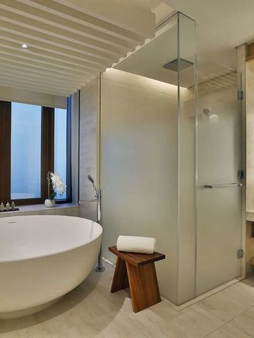 Helles Badezimmer mit großer Badewanne