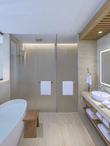 Geräumiges Badezimmer mit freistehender Badewanne und Doppelwaschbecken. Neutraler Stil.