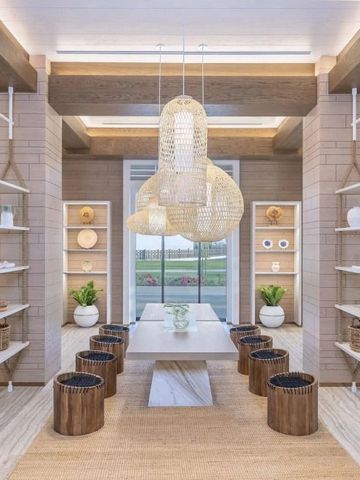 Helle Lounge mit modernen Hängeleuchten und stilvoller Dekoration. Blick ins Freie.