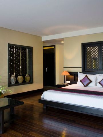 Geschmackvoll dekoriertes Hotelzimmer mit Doppelbett und Holzfußboden