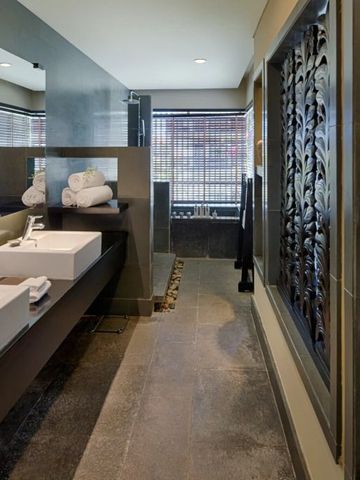 Modernes Badezimmer mit Doppelwaschbecken und dekorativen Elementen.