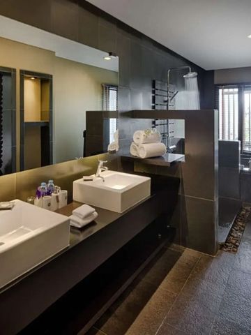 Elegantes Badezimmer mit modernen Waschtischen und hochwertigem Interieur.