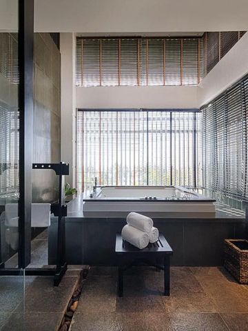 Modernes Badezimmer mit großer Badewanne und Tageslicht