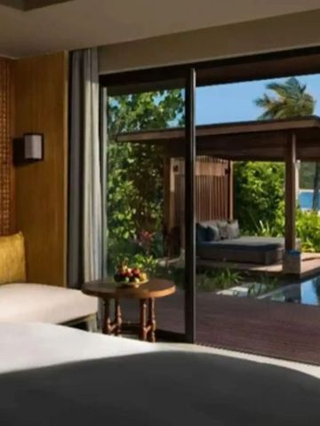 Schlafzimmer mit direktem Zugang zum Pool und Meerblick