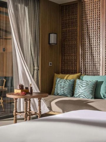 Komfortables Schlafzimmer im tropischen Stil mit geschnitztem Holzwandbild