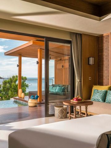 Blick aus der Villa auf privaten Pool und malerisches Meer mit Himmel