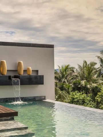 Infinity-Pool und tropische Vegetation im Hintergrund