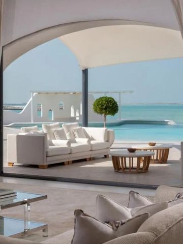 Luxuriöser Loungebereich mit Blick auf den Pool und das Meer