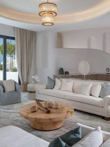 Stilvolles Wohnzimmer mit moderner Einrichtung und Meeresblick