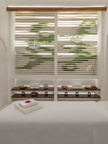 Ruhiger Spa-Behandlungsraum mit entspannender Atmosphäre