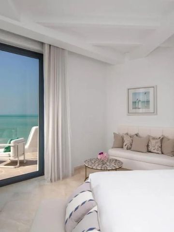 Elegantes Hotelzimmer mit Terrasse und Meerblick