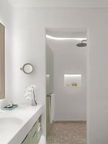 Elegantes Badezimmer mit modernen Armaturen und Dusche