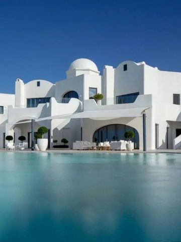 Große weiße Villa mit moderner Architektur und angrenzendem Pool