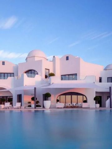 Charmante weiße Villa mit Pool in der Abenddämmerung