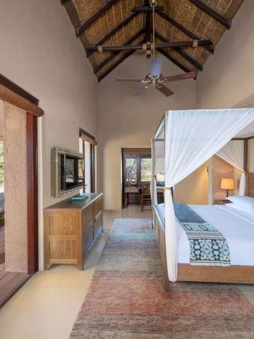 Großzügiges Schlafzimmer mit offenem Zugang zur Terrasse