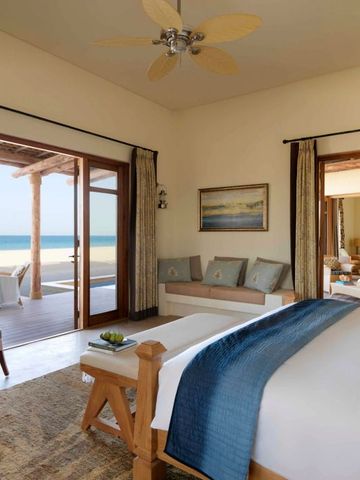Luxuriöses Schlafzimmer mit großer Terrasse und Meerblick im Anantara Al Sahel Villa Resort