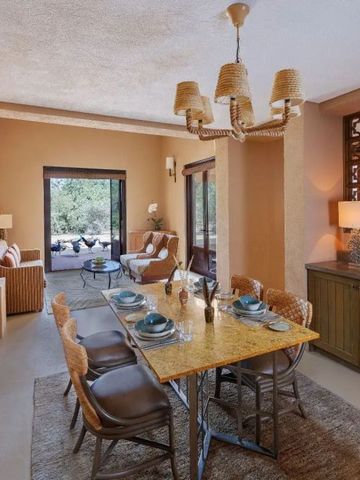 Elegantes Esszimmer mit stilvoller Dekoration und Sitzgelegenheiten