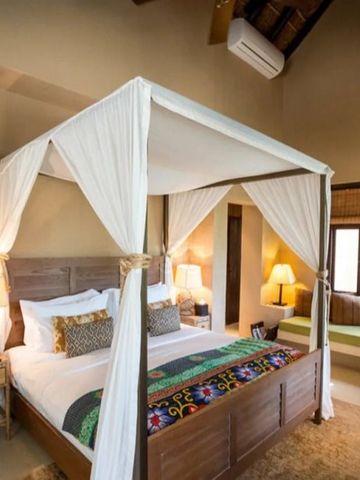 Luxuriöses Schlafzimmer mit Himmelbett und stilvoller Dekoration