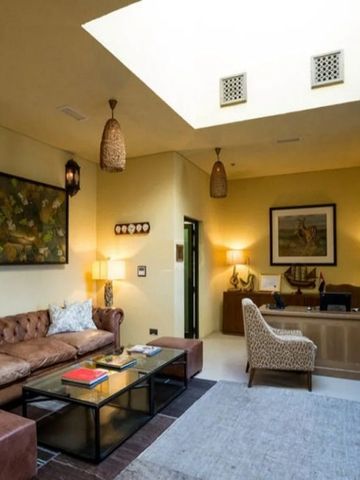 Gemütlicher Loungebereich mit Sofas und stilvollen Lampen