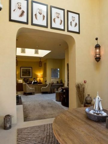 Eleganter Eingangsbereich mit traditionellem Dekor und Kunstwerken