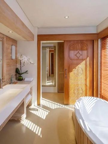 Luxuriöses Badezimmer mit Badewanne und großem Spiegel im Anantara Resort