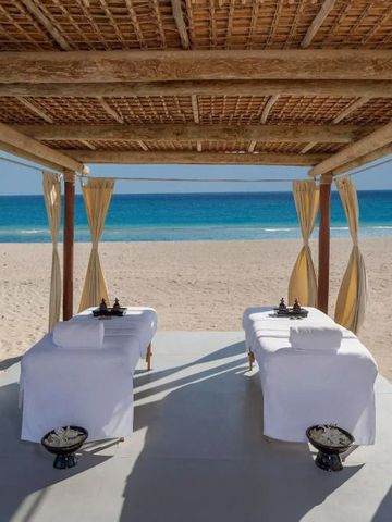 Wellnessbereich am Strand mit Massagebetten und Meerblick im Anantara Resort