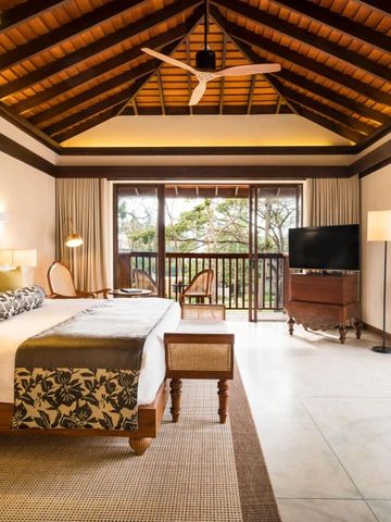 Geräumiges Schlafzimmer mit Holzdach und Blick auf die Natur