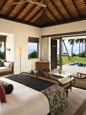 Luxusvilla mit Balkon und Meerblick sowie privatem Pool