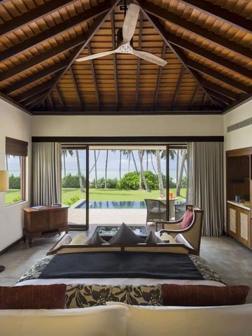 Luxuriöse Villa mit Blick auf den privaten Pool und grüne Umgebung