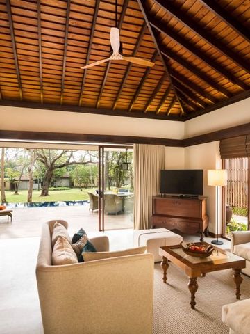 Helles Wohnzimmer in einer Villa mit moderner Einrichtung und Gartenausblick